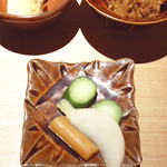 Gohanya Isshin - 漬け物と卵焼き、肉味噌。