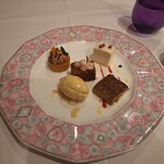 モナリザ - デザートの盛り合わせ、ウキウキ！以前は、シャーベットとアイスは別皿でサーブされていたのですが、今は一つのお皿に集約されたようです。