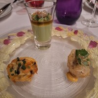 モナリザ 恵比寿店 - アミューズブーシュ、、お皿とお皿の間の花びらが素敵～