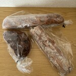 ル・プチメック - 上:マカデミアと黒胡椒とチーズ、左:チョコメック1/2、右:オリーブとチーズ1/2