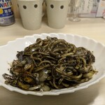 tell me キッチン - 沖縄そば(麺)でイカ墨ペペロンチーノ
