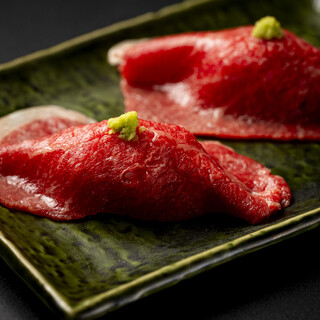 脂がほどけるサーロインと旨味詰まった赤身の炙り寿司を食べ比べ
