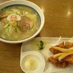 ８番らーめん - 野菜ラーメンと唐揚げ