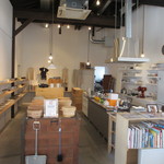 グーテン - 雑貨店とカフェがひとつの空間に収まった店内。