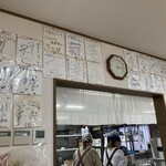 中華そば　やまきょう - 厨房上はサインでいっぱい