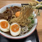 中華そば　やまきょう - 麺リフト手前の味玉はサービスです(๑>◡<๑)