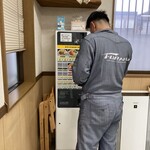 中華そば　やまきょう - 入口左すぐに食券機が有ります