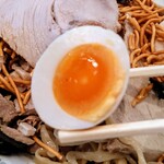 ケンチャンラーメン - 煮卵くん。