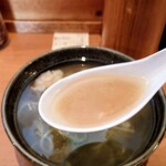 ケンチャンラーメン - 蓮華ですくったスープ。