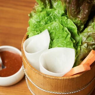 女性も嬉しい「包み野菜食べ放題」！肉に合う日本酒やドリンクも