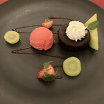 マゼランズ - デザート　米粉のガトーショコラ　ラズベリーソルベ