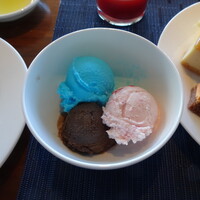 The Grill on 30th - イチゴ・ベルギーチョコ・ハワイアンブルーのアイス