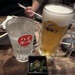にくちゃん - 私は生ビール大。店内賑やかです。