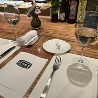 エチョラ - カウンター席。チャコリで乾杯。ナプキンはバスク風の柄であり、高揚した。