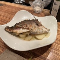 エチョラ - 明石鯛のドノスティア風。じゃがいもにほんのりとにんにくの香ばしさが。