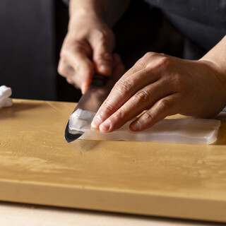 旬の食材を生かした一皿ひと皿に、独自の美意識が光る