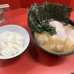 ラーメン 杉田家 - ラーメン並 味玉 まるよし ライス