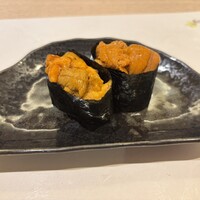 鮨 七海 - バフンウニ　（右）
                    ムラサキウニ（左）