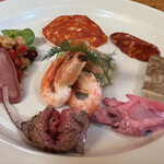 ガムラスタン - アボカドサラダとオードブル盛り合わせ