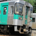 グーテン - 駅に入ってきたディーゼルエンジンの汽車。