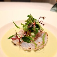 L'ESSOR - ●前菜１
                「ヒラメの霜降り炙り焼き　レンズ豆のサラダ添え　空豆のヴルーテと」
