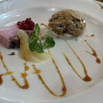 ガムラスタン - リンゴンベリーのムースと洋梨　カフェラテアイス