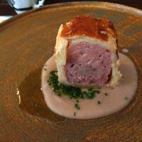 il tram - 茨城美明豚の色々な部位を使ったパイ包み うずら豆のピューレ