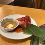 焼肉きんぐ  - 料理写真:お肉は2種類注文、先ずは厚切りロース９７９円。
 
厳選した肩ロースを豪快に厚切りにしタレの味がしっかりと絡む様にスリットが入ってます。
 