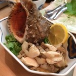 Jinchouge - 「あかにし貝のバター焼き」。生だとかなり癖が強く、店ではバター焼きが人気だそう。大振りな身はコリッコリで、噛むほどに味わい深く。