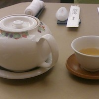 天厨菜館 銀座店 - 最初にお茶がきます