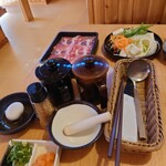 涮涮鍋壽喜燒Dontei 宇都宮鶴田店 - 最初のお決まり、野菜盛りと豚ロース2皿