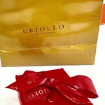 クリオロ 本店 - ゴールドの紙袋と赤のラッピング