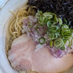 境逸品 鶏そば 山田屋 - チャーシューとネギ達。