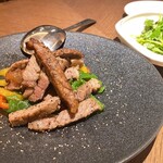 正宗広東私房菜サワダ - 国産牛サーロインの青椒肉絲。