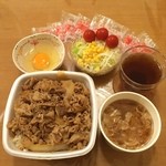 吉野家 - お持ち帰りで「牛丼 特盛 つゆだく Aセット豚汁」です。
玉子とプチトマトを追加して(^_^)