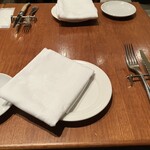 ビストロ ヴィヴィエンヌ - テーブルセッティング　なぜかナプキンずらした私笑
