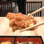 中華料理 福の虎 - 衣パリッともも肉はジューシーで塩胡椒が絶妙で炊き加減良い艶のあるライスがすすみます。1個がこの倍あると良いかな。