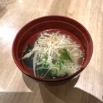 中華料理 福の虎 - 刻み青ネギ、ワカメともやしが入ってる溶き卵のスープ