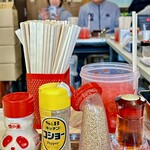 中洲屋台長浜ラーメン初代 健太 - カウンターの調味料