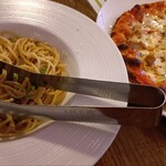CaCa Grill ＆ Pizza 杉田店 - ペペロンチーノとチキンのピザ