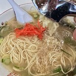 中洲屋台長浜ラーメン初代 健太 - 紅生姜と擂り胡麻に絞りニンニクを入れ