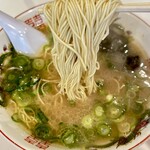 中洲屋台長浜ラーメン初代 健太 - 超極細麺リフト