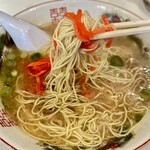 中洲屋台長浜ラーメン初代 健太 - 紅生姜をからめ取り