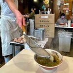 中洲屋台長浜ラーメン初代 健太 - 揚げザルから直接替え玉を投入