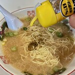 中洲屋台長浜ラーメン初代 健太 - コショウを振り掛け