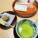欽山 - お茶とお菓子　炭酸せんべいもありました