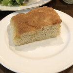 NAPOLI CUCINA - ピッツァランチ：１５００円（フォカッチャ、前菜、ドリンクバーがセット）のフォカッチャ