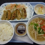 空港食堂 - 「もずく餃子定食」は、なんと沖縄そば付き！