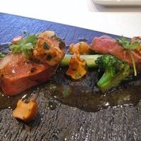 ジョンティ アッシュ - ビュルゴー家の鴨胸肉を香ばしくロースト　フランス産ジロール茸のフリカッセ
                長野県産グリーンアスパラガスと共に 