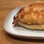 焼きたてパン工房 かえでの木 - ベーコンエッグパニーニ　左